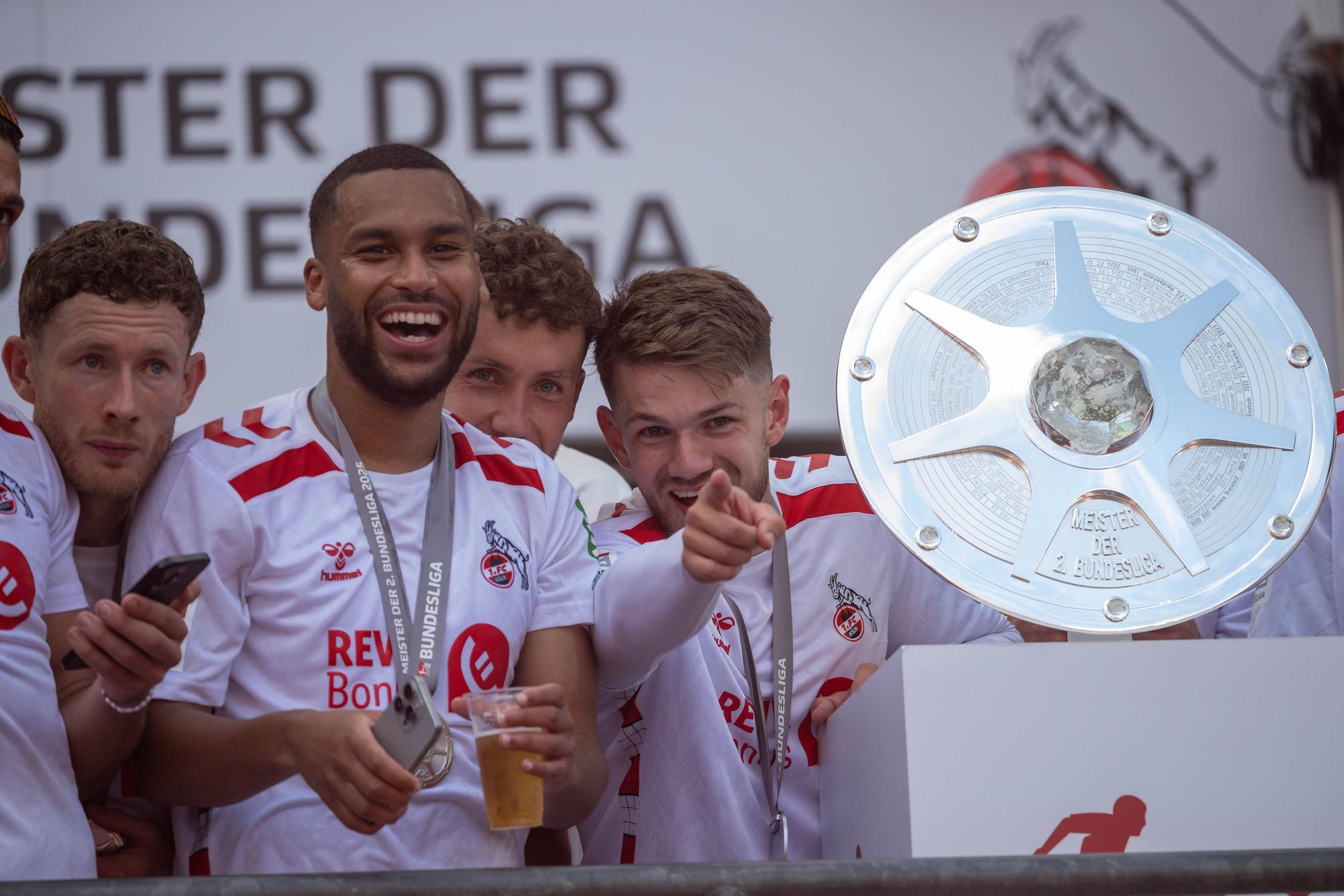 18.05.2025, Fussball: 2. Bundesliga, Saison 2024/2025, 34. Spieltag, 1. FC Koeln - 1. FC Kaiserslautern im RheinEnergieStadion in Koeln. Florian Kainz 1. FC Koeln, 11, Linton Maina 1. FC Koeln, 37, Luca Waldschmidt 1. FC Koeln, 09 und Jan Thielmann 1. FC Koeln, 29 jubeln neben der Meisterschale ueber den Titel, den Wiederaufstieg und den Sieg. Wichtiger Hinweis: Gemaess den Vorgaben der DFL Deutsche Fussball Liga bzw. des DFB Deutscher Fussball-Bund ist es untersagt, in dem Stadion und/oder vom Spiel angefertigte Fotoaufnahmen in Form von Sequenzbildern und/oder videoaehnlichen Fotostrecken zu verwerten bzw. verwerten zu lassen. Foto: Kirchner-Media/Thomas Haesler *** 18 05 2025, Soccer 2 Bundesliga, Season 2024 2025, Matchday 34, 1 FC Koeln 1 FC Kaiserslautern at RheinEnergieStadion in Koeln Florian Kainz 1 FC Koeln, 11 , Linton Maina 1 FC Koeln, 37 , Luca Waldschmidt 1 FC Koeln, 09 and Jan Thielmann 1 FC Koeln, 29 celebrate the title next to the championship trophy, Important note In accordance with the regulations of the DFL German Football League and the DFB German Football Association, it is prohibited to use or have used photographs taken in the stadium or of the match in the form of sequential images or video-like photo series Foto Kirchner Media Thomas Haesler Copyright: xKirchner-Media/ThomasxHaeslerx