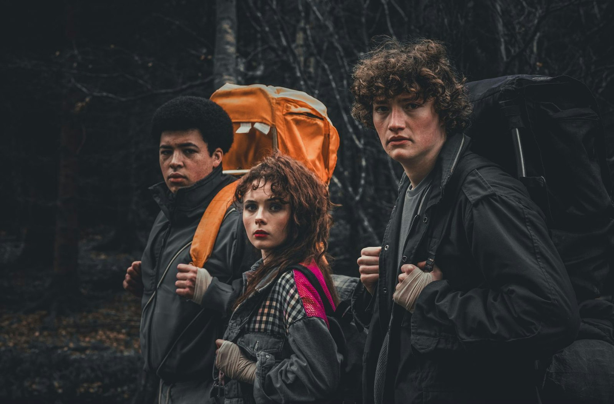 Die drei Youngster (von links: Justine Daniel Anene, Leia Murphy und Cal O'Driscoll) befinden sich auf dem Weg nach Mittelengland. Dort hoffen sie auf das letzte Video für ihre Kollektion.
(Bild: © WDR/Deadpan Pictures/Madeline Mulqueen)
