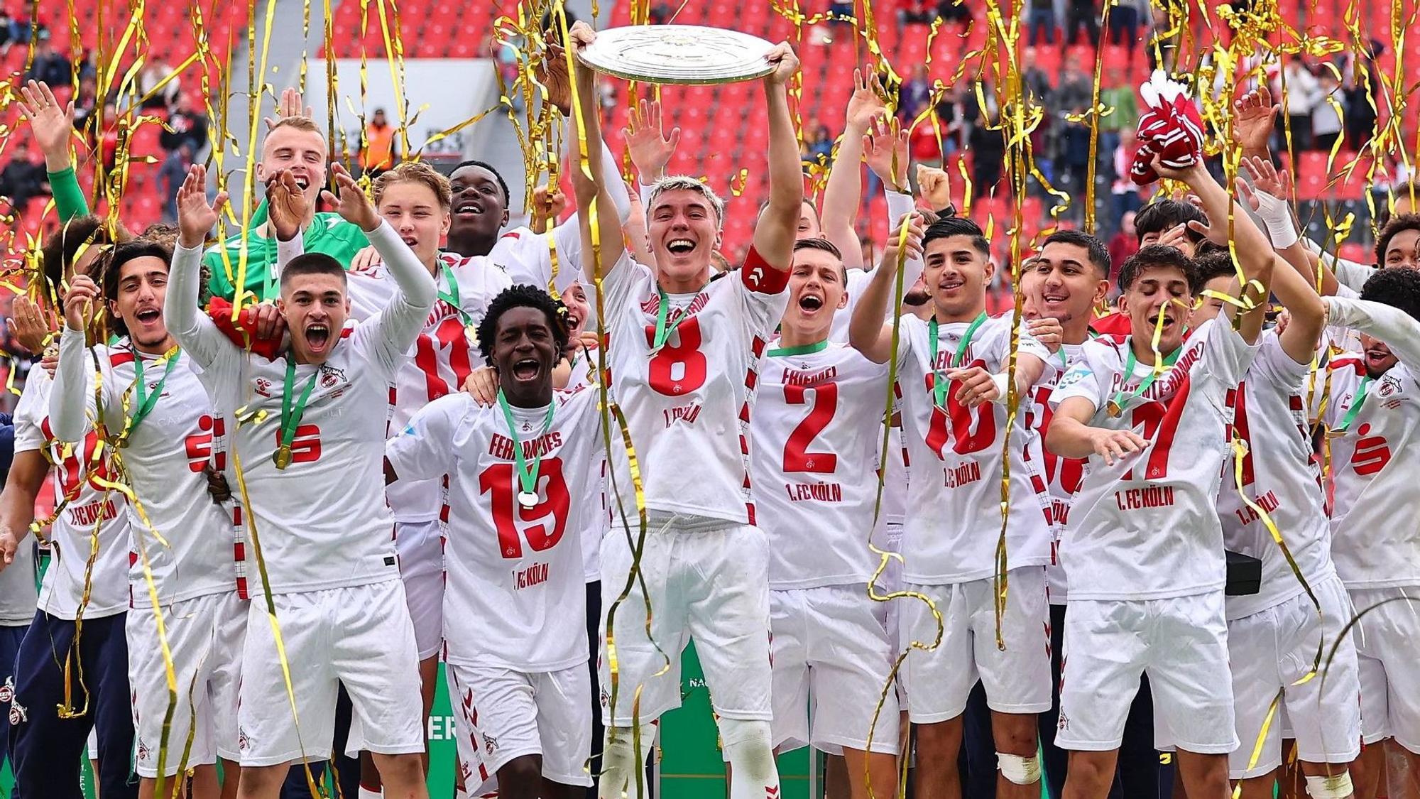 Kölner Spieler feiern den Gewinn der deutschen Meisterschaft Bayer 04 Leverkiusen vs 1. FC Koeln, Fussball, U19 DFB-Nachwuchsliga, 18.5.2025 DFB regulations prohibit any use of photographs as image sequences and/or quasi-video. Bayer 04 Leverkiusen vs 1. FC Koeln, Fussball, U19 DFB-Nachwuchsliga, 18.5.2025 Leverkusen *** Cologne players celebrate winning the German championship Bayer 04 Leverkiusen vs 1 FC Koeln, Football, U19 DFB Nachwuchsliga, 18 5 2025 DFB regulations prohibit any use of photographs as image sequences and or quasi video Bayer 04 Leverkiusen vs 1 FC Koeln, Football, U19 DFB Nachwuchsliga, 18 5 2025 Leverkusen Copyright: xEibner-Pressefotox EP_FWR