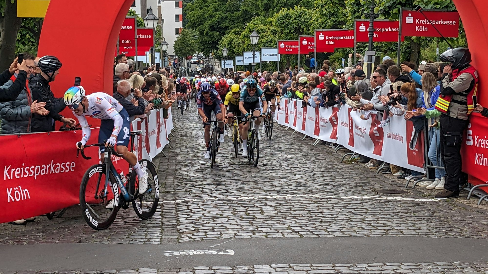Ein absoluter Höhepunkt des Radrennens „Rund um Köln“ ist Passage auf dem Kopfsteinpflaster in Bensberg.