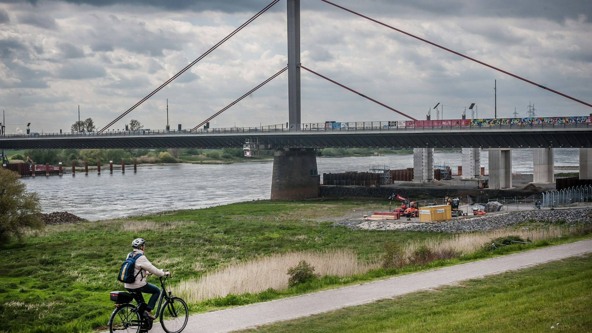 Rheinradweg zwischen wiesdorf und Hitdorf, Autobahnbrücke Foto: Ralf Krieger