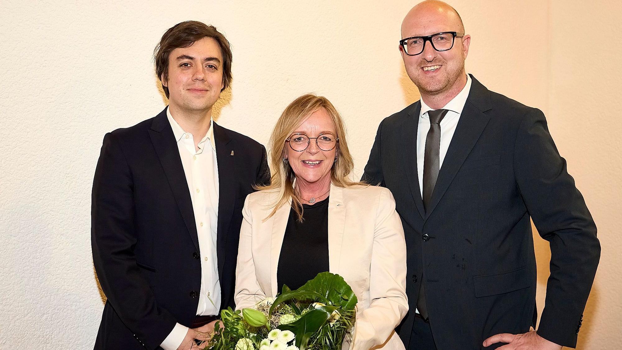 Schorn, Preiser-Marian und Pfennigs haben sich zum Foto aufgestellt.