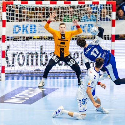 Eisenach-Angreifer Marko Grgic hat Julian Köster überwunden und setzt zum Torwurf an.