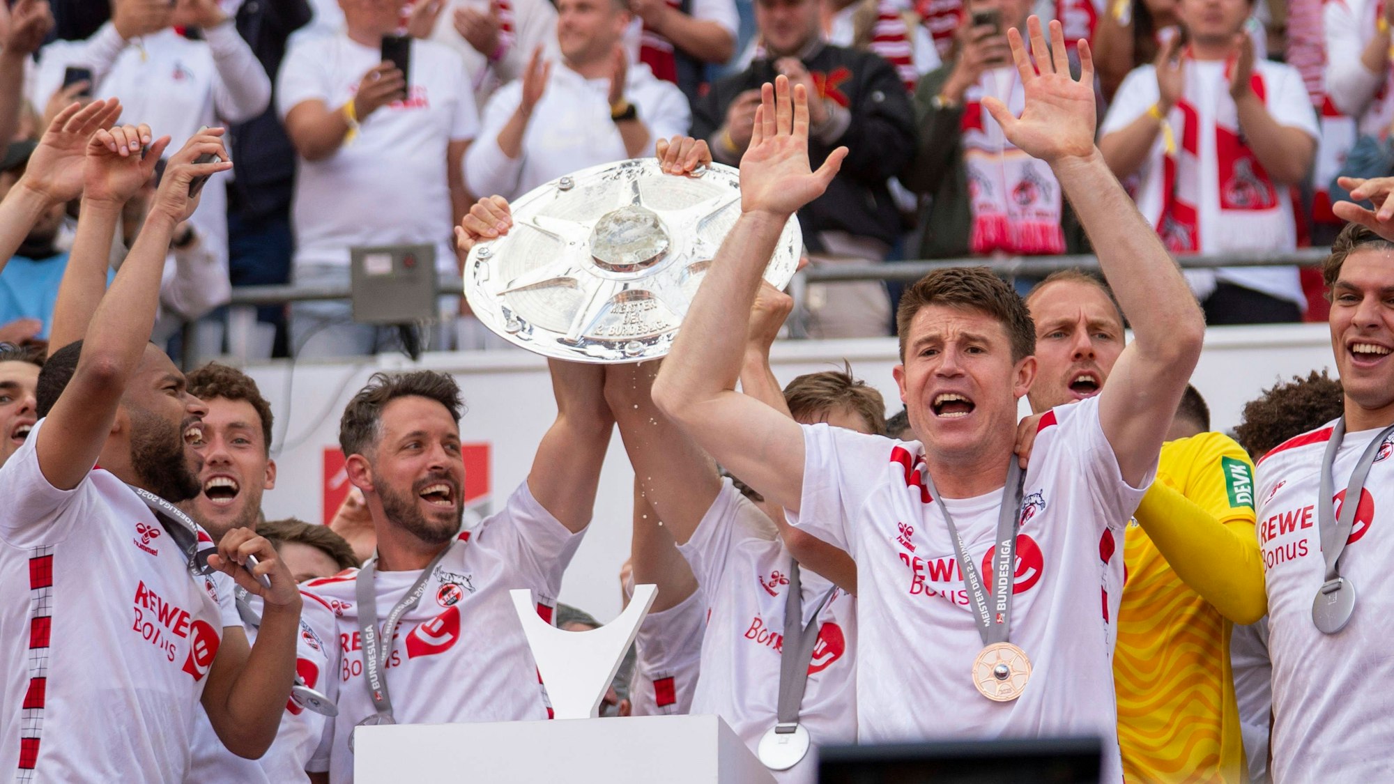 Übergabe der Meisterschale: FC-Profis feiern die Meisterschaft der 2. Bundesliga.