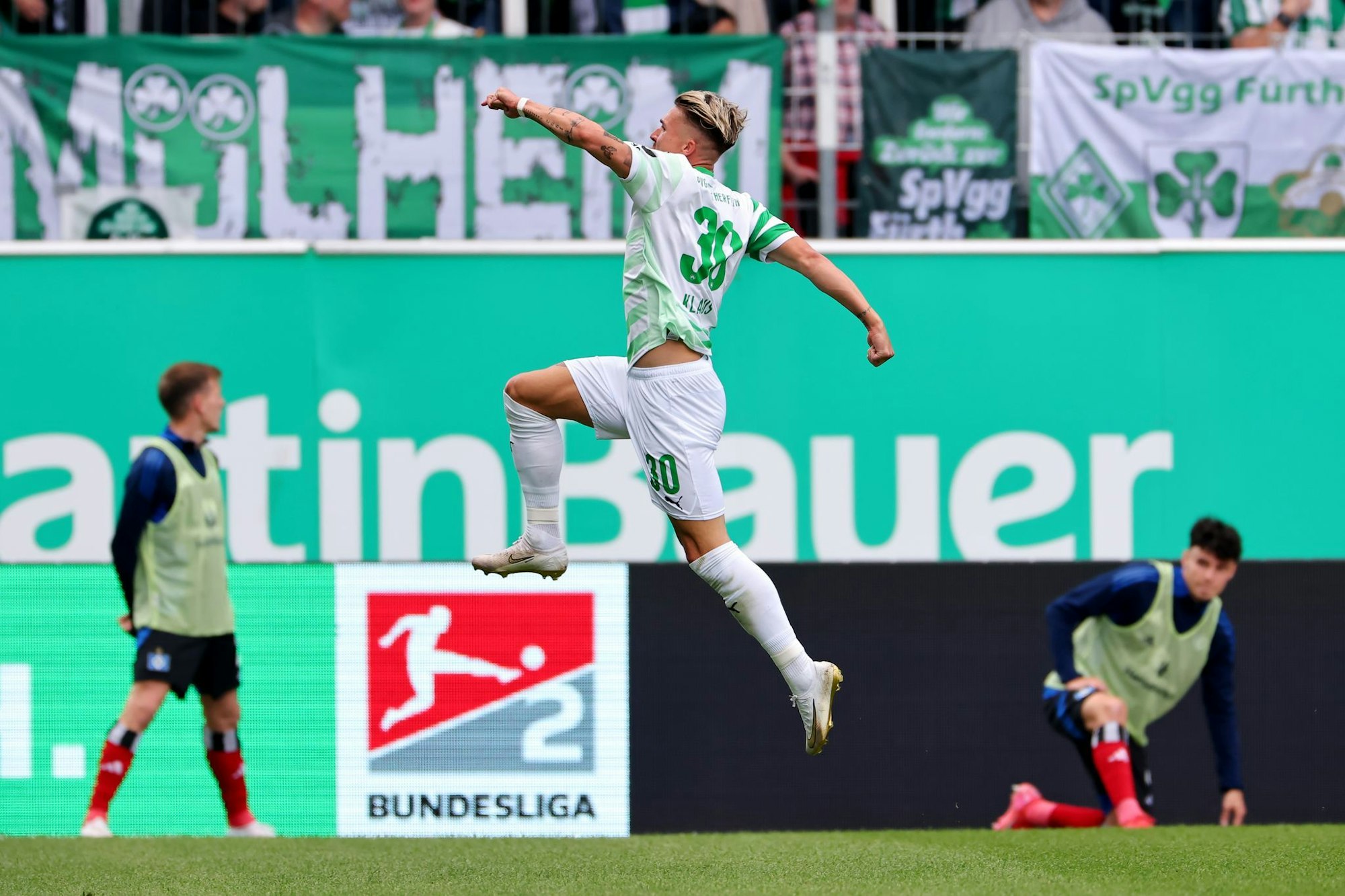 Der Mann des Tages hebt ab: Fürths Felix Klaus beim Jubel nach seinem dritten Treffer.