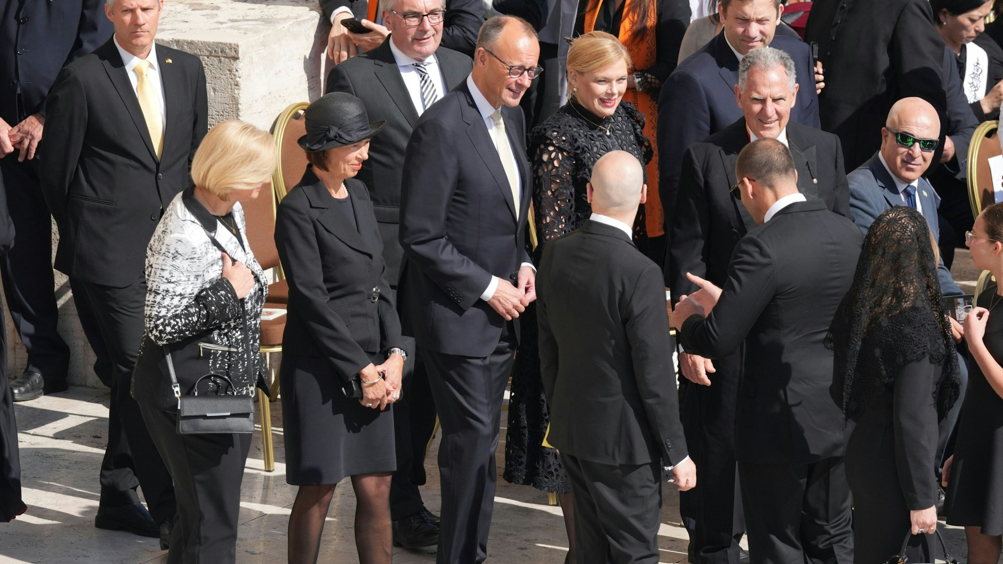 18.05.2025, Vatikan, Vatikanstadt: Bundeskanzler Friedrich Merz (M, CDU), seine Frau Charlotte Merz (2.v.l.), Bundestagspräsidentin Julia Klöckner (CDU), und Lars Klingbeil (SPD, oben), Vizekanzler und SPD-Bundesvorsitzender, kommen zur Amtseinführung des neuen Papstes Leo XIV. auf den Petersplatz. Foto: Stefano Costantino/AP/dpa +++ dpa-Bildfunk +++