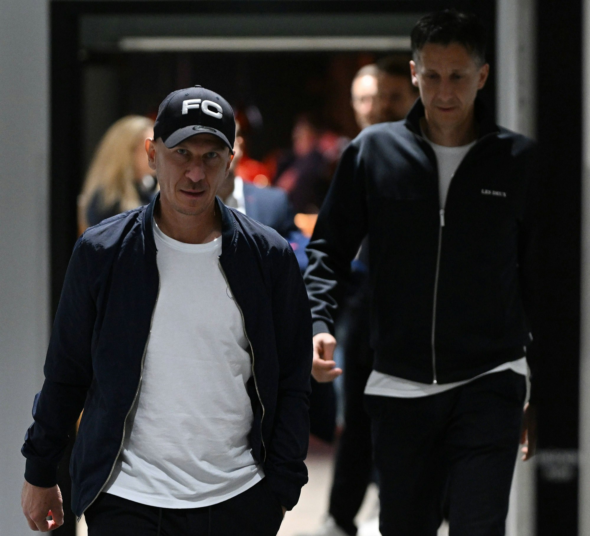 03.05.2025, xophax, Fussball 2.Bundesliga 1.FC Köln gegen Jahn Regensburg Trainer Gerhard Struber , links und Geschäftsführer Christian Keller , rechts auf den Weg zur Pressekonferenz nach dem Spiel DFL/DFB REGULATIONS PROHIBIT ANY USE OF PHOTOGRAPHS as IMAGE SEQUENCES and/or QUASI-VIDEO Köln *** 03 05 2025, xophax, Soccer 2 Bundesliga 1 FC Köln vs Jahn Regensburg Coach Gerhard Struber , left and Managing Director Sport Christian Keller , right on the way to the press conference after the match DFL DFB REGULATIONS PROHIBIT ANY USE OF PHOTOGRAPHS as IMAGE SEQUENCES and or QUASI VIDEO Köln