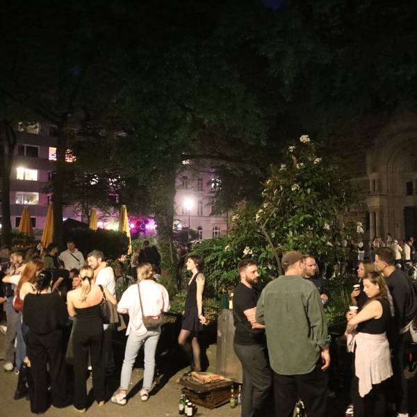 Die Situation auf dem Brüsseler Platz nach dem gekippten Verweilverbot. Die Nacht zum ersten Mai ist der Platz nach 22 Uhr voller Menschen, anders war es am Wochenende: Seitdem gilt nämlich ein Alkoholverbot nach 22 Uhr.