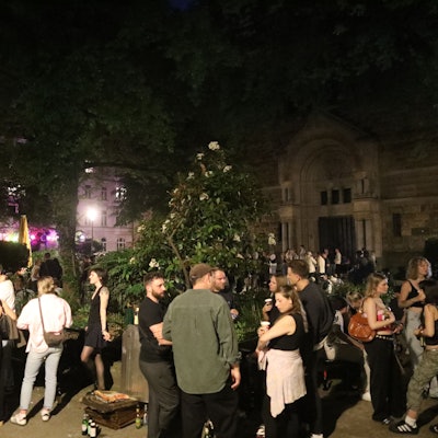 Die Situation auf dem Brüsseler Platz nach dem gekippten Verweilverbot. Die Nacht zum ersten Mai ist der Platz nach 22 Uhr voller Menschen, anders war es am Wochenende: Seitdem gilt nämlich ein Alkoholverbot nach 22 Uhr.