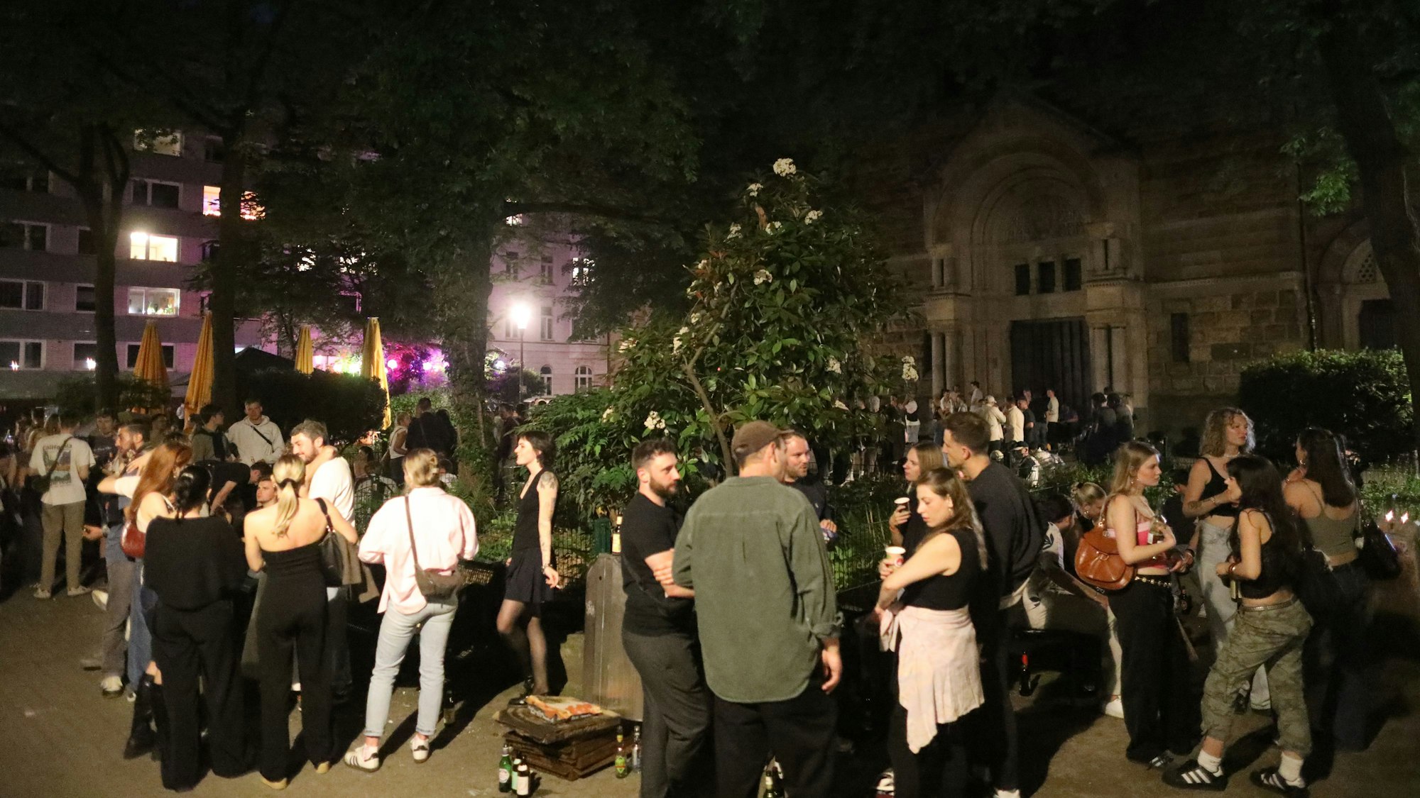 Die Situation auf dem Brüsseler Platz nach dem gekippten Verweilverbot. Die Nacht zum ersten Mai ist der Platz nach 22 Uhr voller Menschen, anders war es am Wochenende: Seitdem gilt nämlich ein Alkoholverbot nach 22 Uhr.