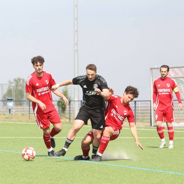 Das Bild zeigt zwei Fußballer im Kampf um den Ball.