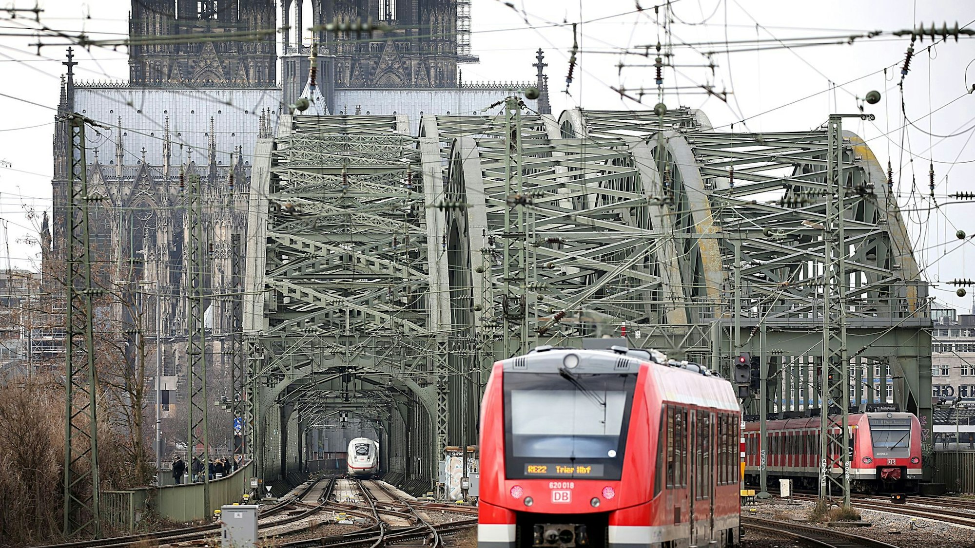 Knotenpunkte wie die Hohenzollernbrücke am Kölner Hauptbahnhof sorgen besonders häufig für Probleme im Bahnverkehr. (Archivbild)