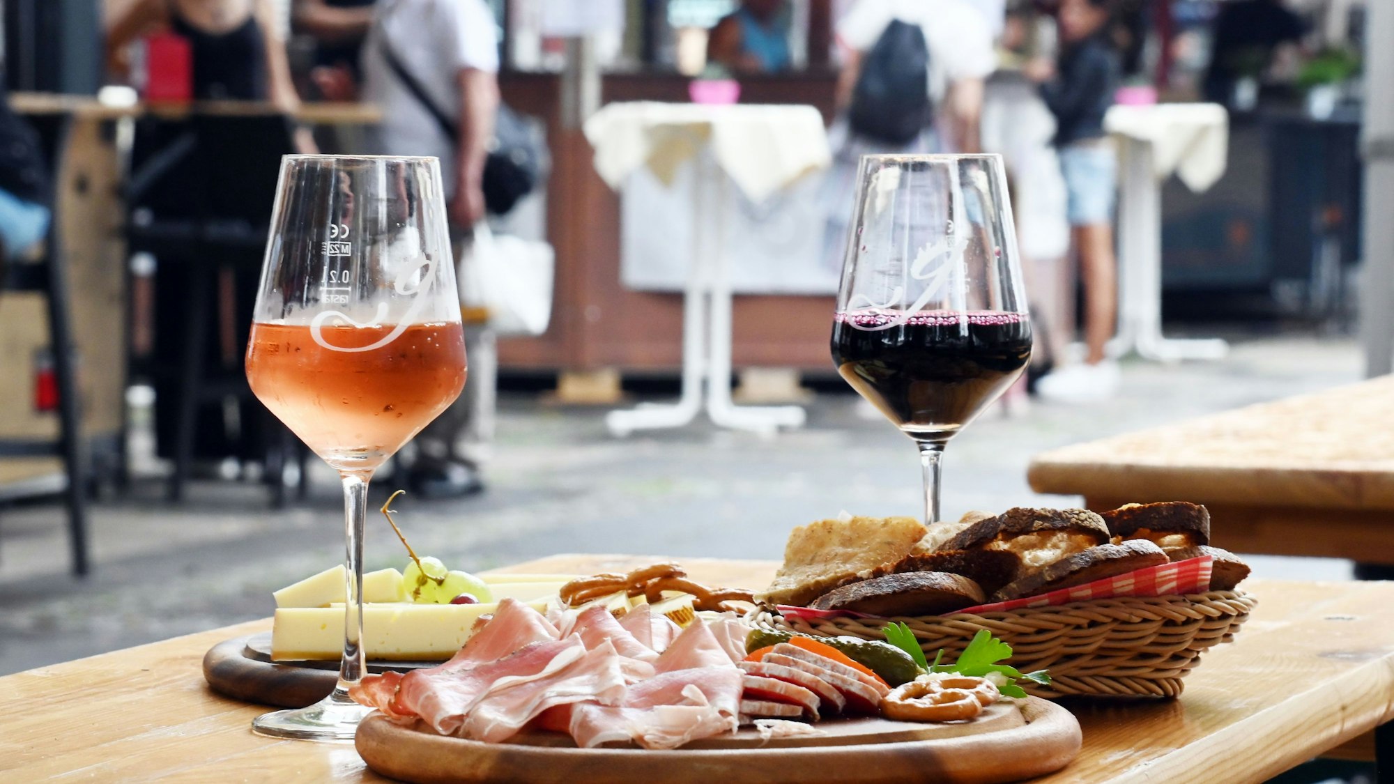 Die Kölner Weinwoche findet zum zweiten Mal am Neumarkt statt. Schwaiger