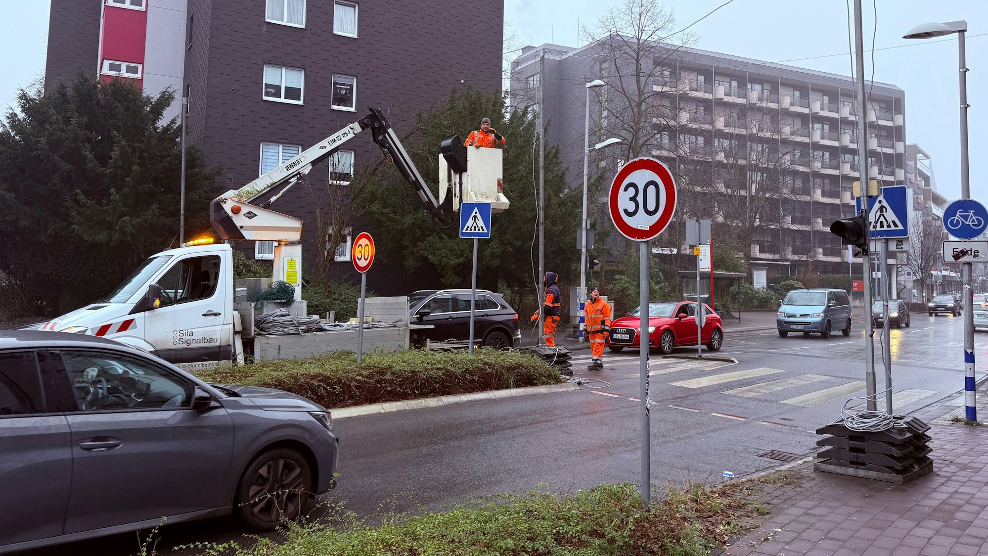 Warnleuchten werden am Berliner Platz montiert