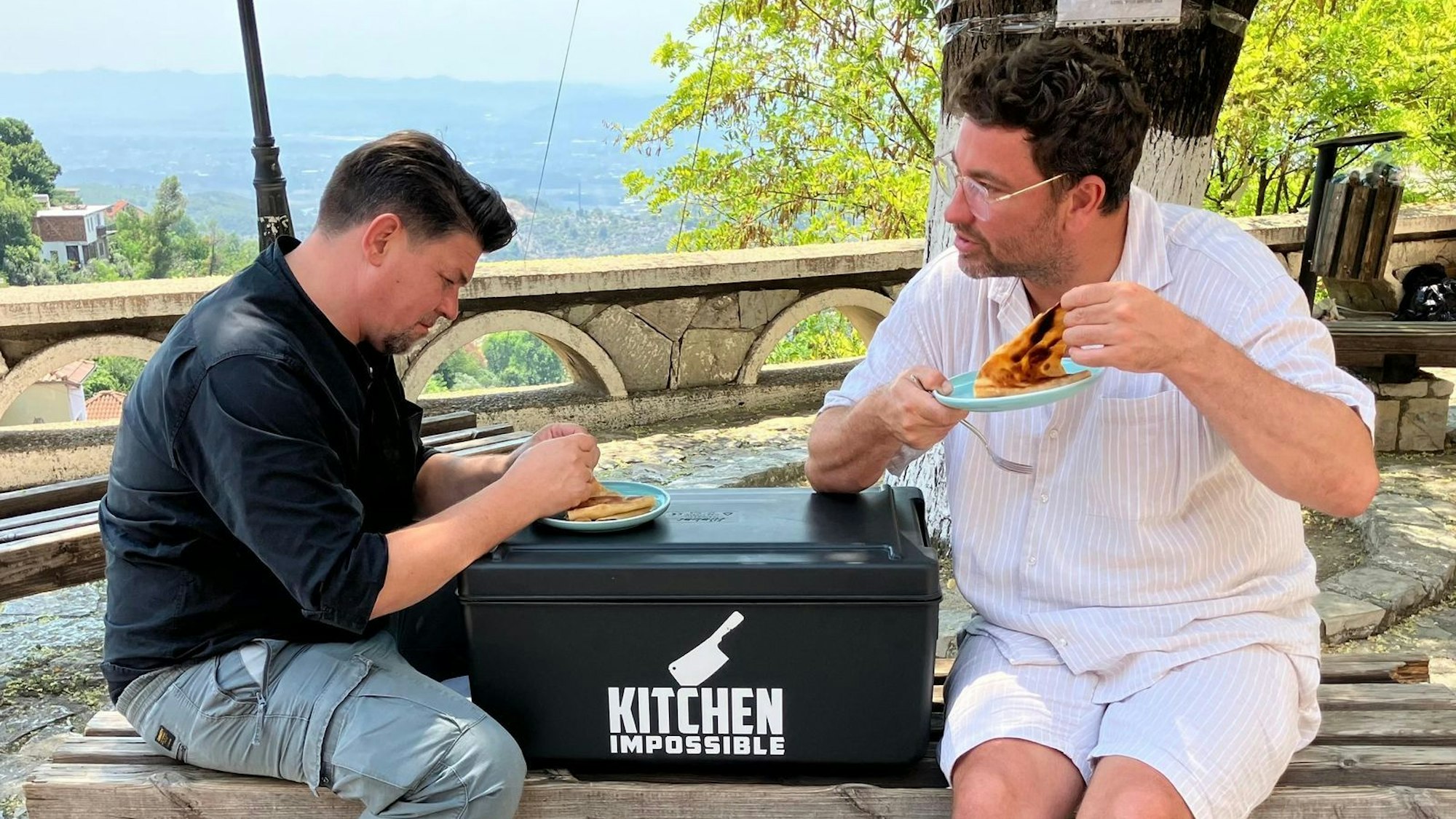 In Preze in Albanien hat Marteria bei der Analyse weit mehr Ahnung als Tim Mälzer. (Bild: RTL / Endemol Shine / Marité Schulte-Trux)
