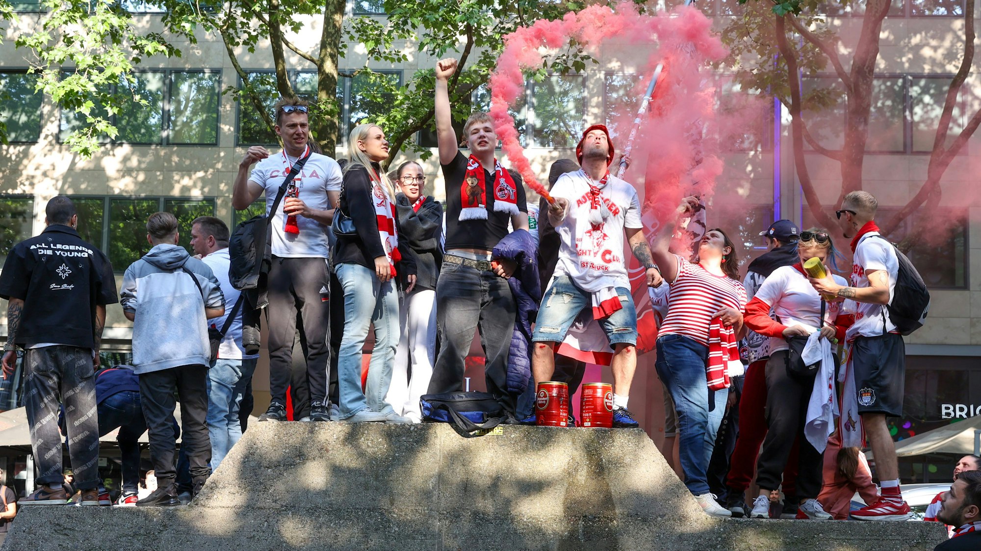 Fans des 1. FC Köln feiern auf den Ringen den Bundesliga-Aufstieg ihres Vereins.