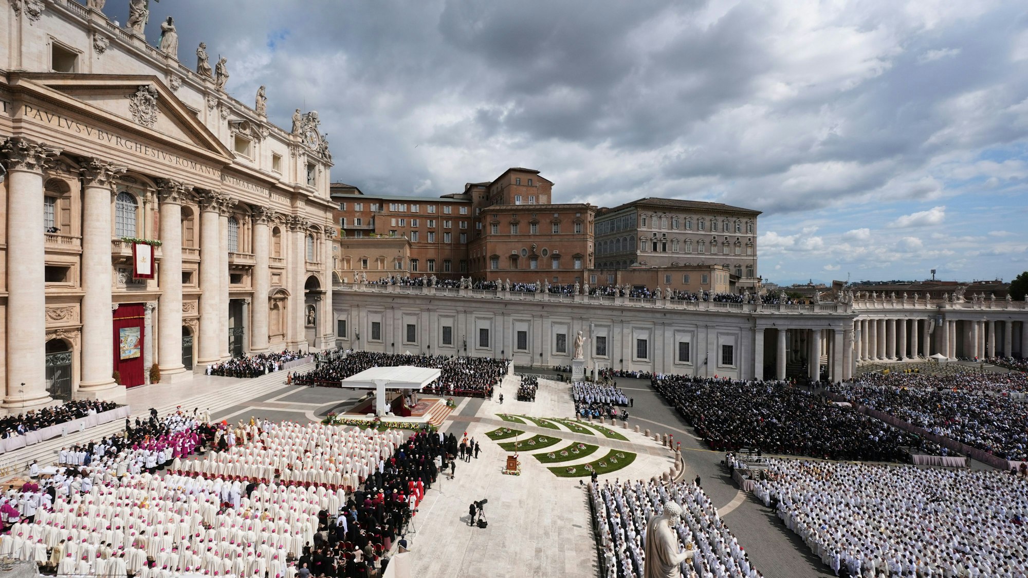 18.05.2025, Vatikan, Vatikanstadt: Würdenträger und andere Gäste nehmen an der Eröffnungsmesse des Pontifikats von Papst Leo XIV. auf dem Petersplatz im Vatikan teil. Foto: Jacquelyn Martin/Pool AP/AP/dpa +++ dpa-Bildfunk +++