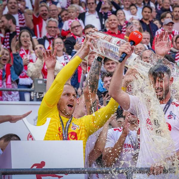 Bierdusche für Mark Uth: Der FC-Routinier beendet seine Karriere wie im Bilderbuch mit einem letzten Tor und dem errungenen Aufstieg.