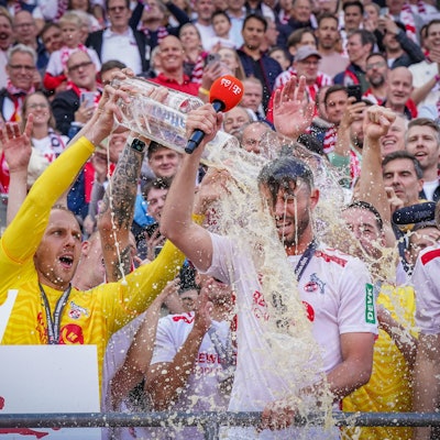 Bierdusche für Mark Uth: Der FC-Routinier beendet seine Karriere wie im Bilderbuch mit einem letzten Tor und dem errungenen Aufstieg.