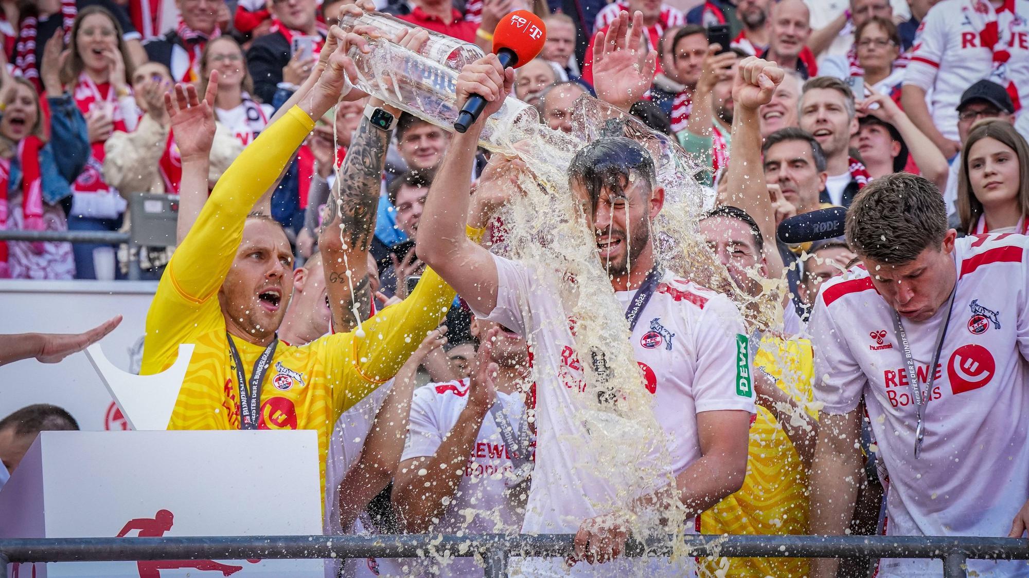 Bierdusche für Mark Uth: Der FC-Routinier beendet seine Karriere wie im Bilderbuch mit einem letzten Tor und dem errungenen Aufstieg.