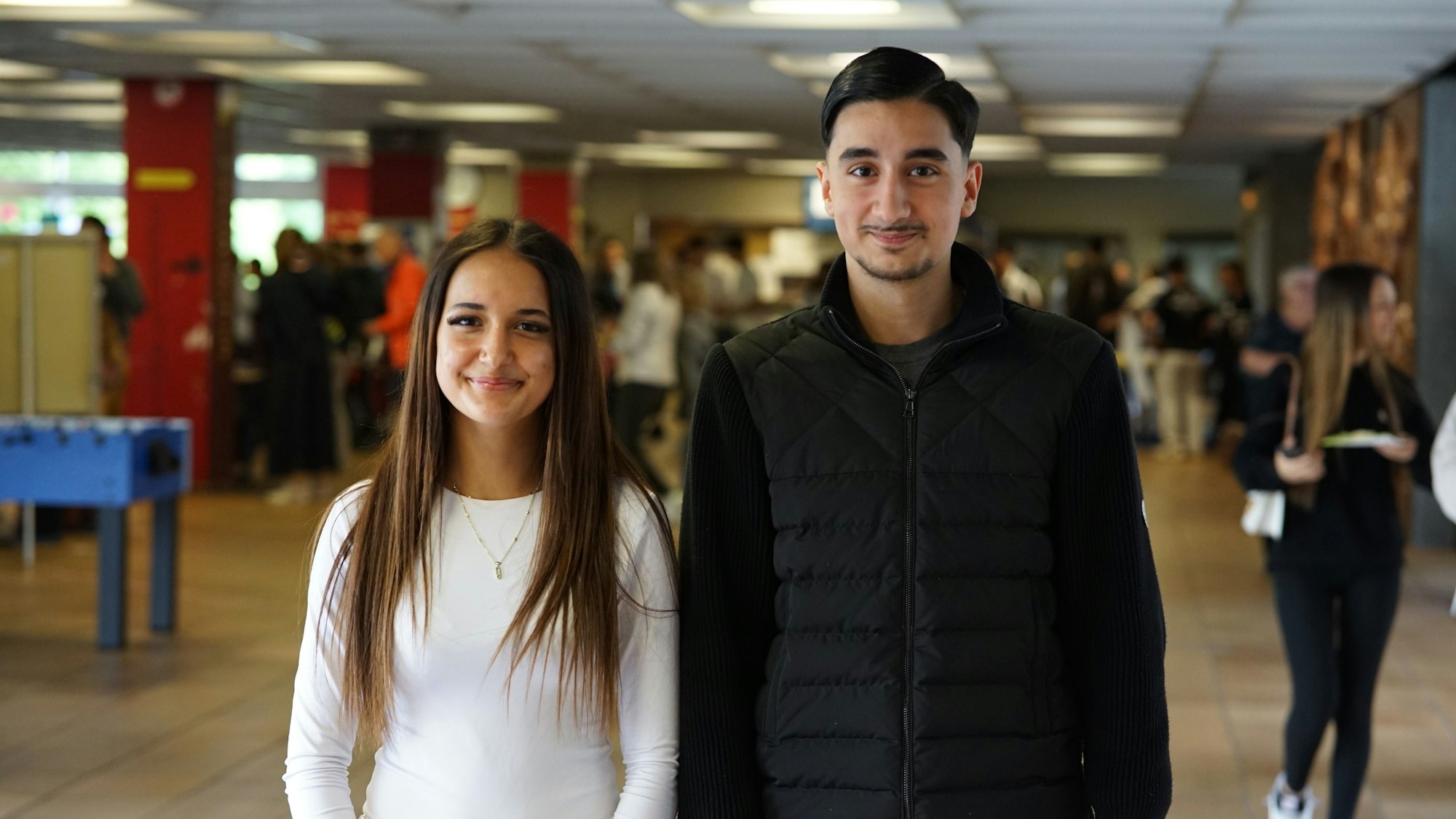 Auf dem Bild sind ein Mädchen und ein Junge zu sehen, die die Schülervertreter sind.