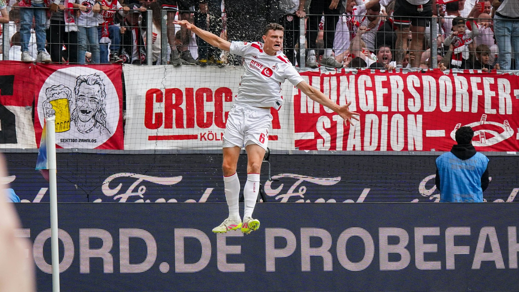 Bester Zeitpunkt für sein erstes Tor im Rhein-Energie-Stadion: Eric Martel jubelt nach seinem Treffer zum 1:0 gegen Kaiserslautern.