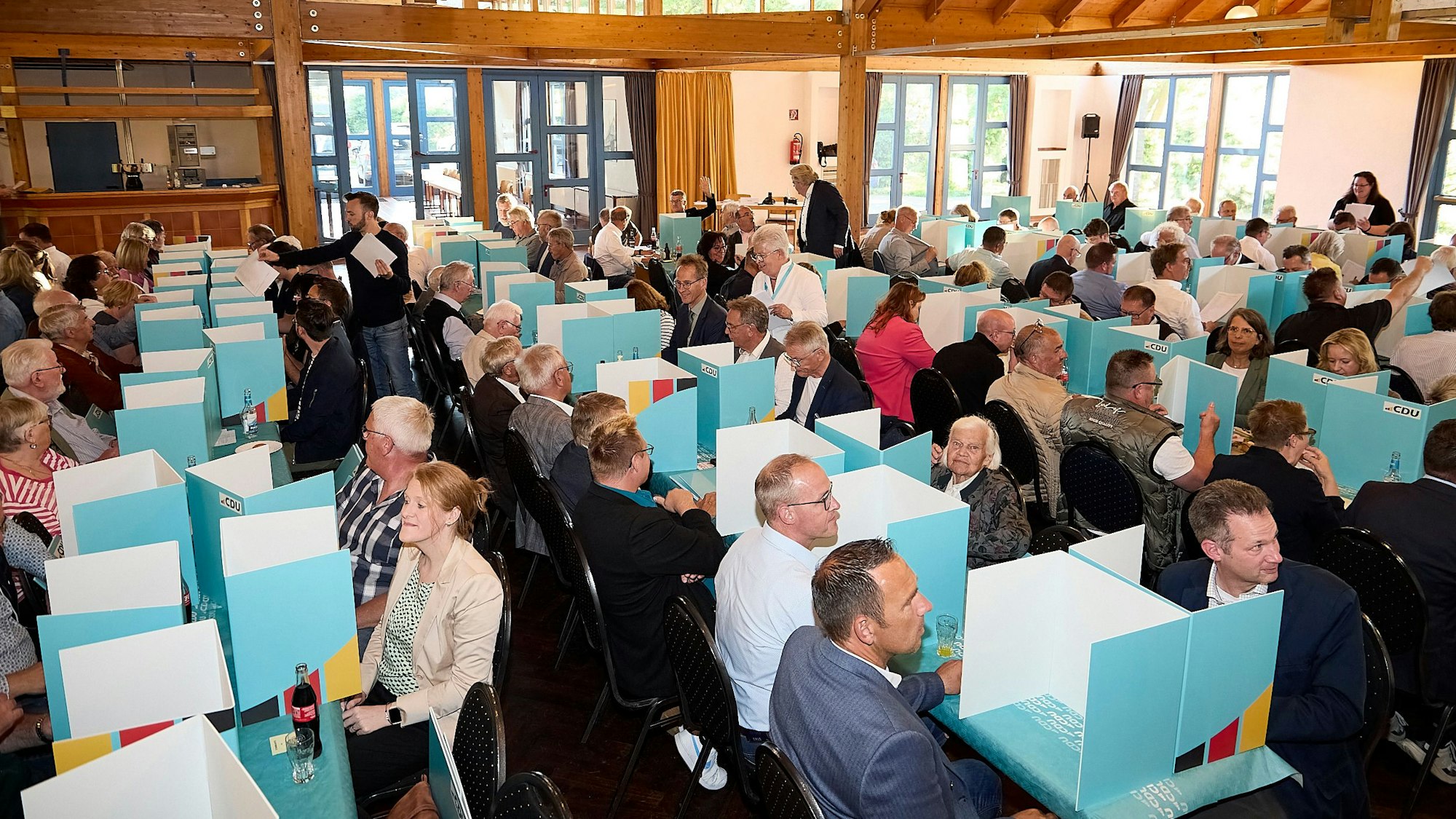 Um die geheime Wahl zu gewährleisten, hat jeder Teilnehmer eine Tisch-Wahlkabine aus Pappe erhalten.