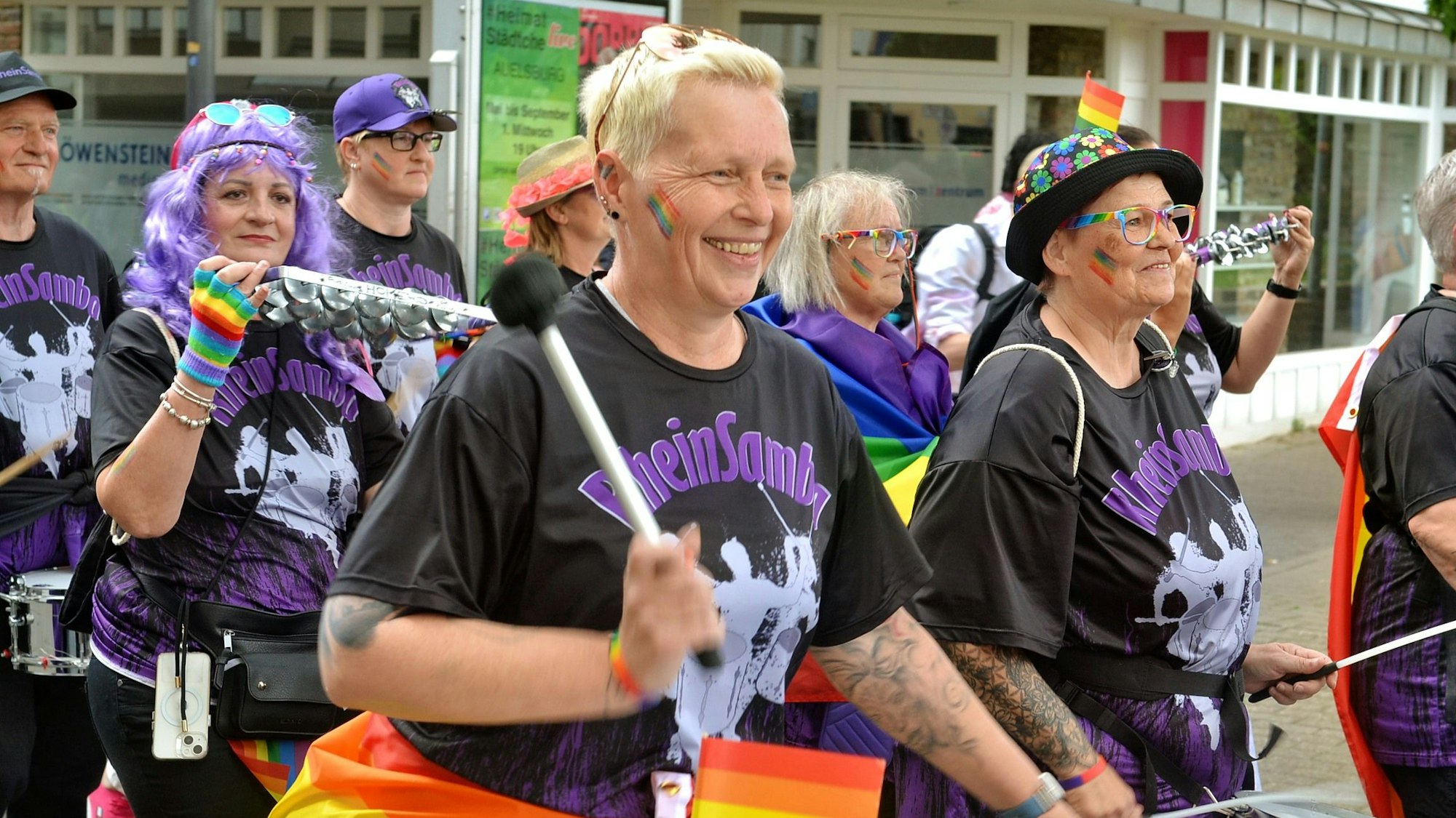 Die Akteure von „Rhein Samba“ gehen mit Instrumenten durch die Innenstadt.