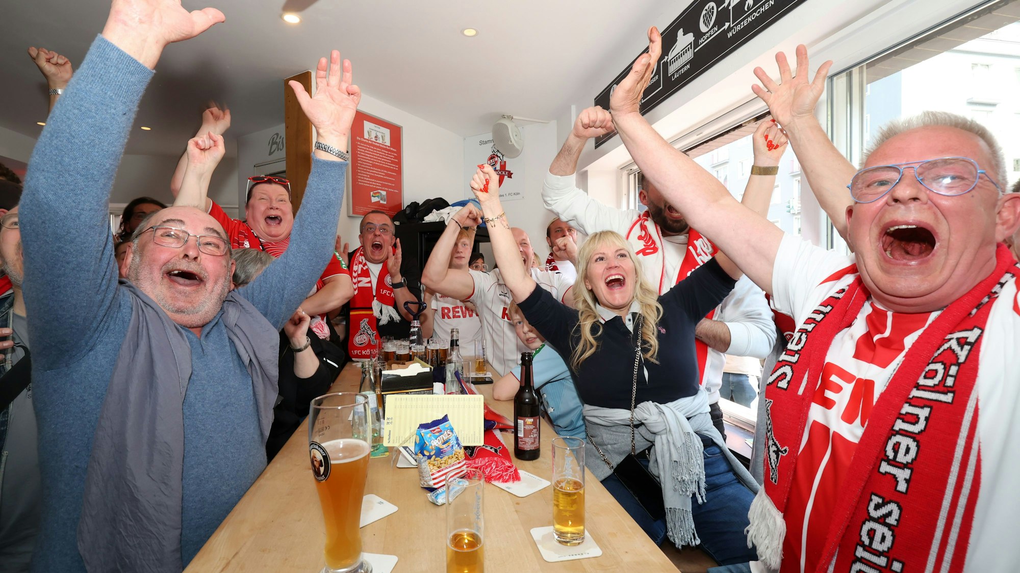18.05.2025
Köln:
Fußball, 2. Bundesliga, 1. FC Köln: Das Spiel gegen den 1. FC Kaiserslautern entscheidet über den Aufstieg in die 1. Fußball-Bundesliga.
Knobelbecher mit Stammtisch Knobel-Böcke-Rut-Wiess
Herbert, Sandy und Jörg
(Sandy war 1994 Cheerleader beim FC)
3:0
Foto: Martina Goyert