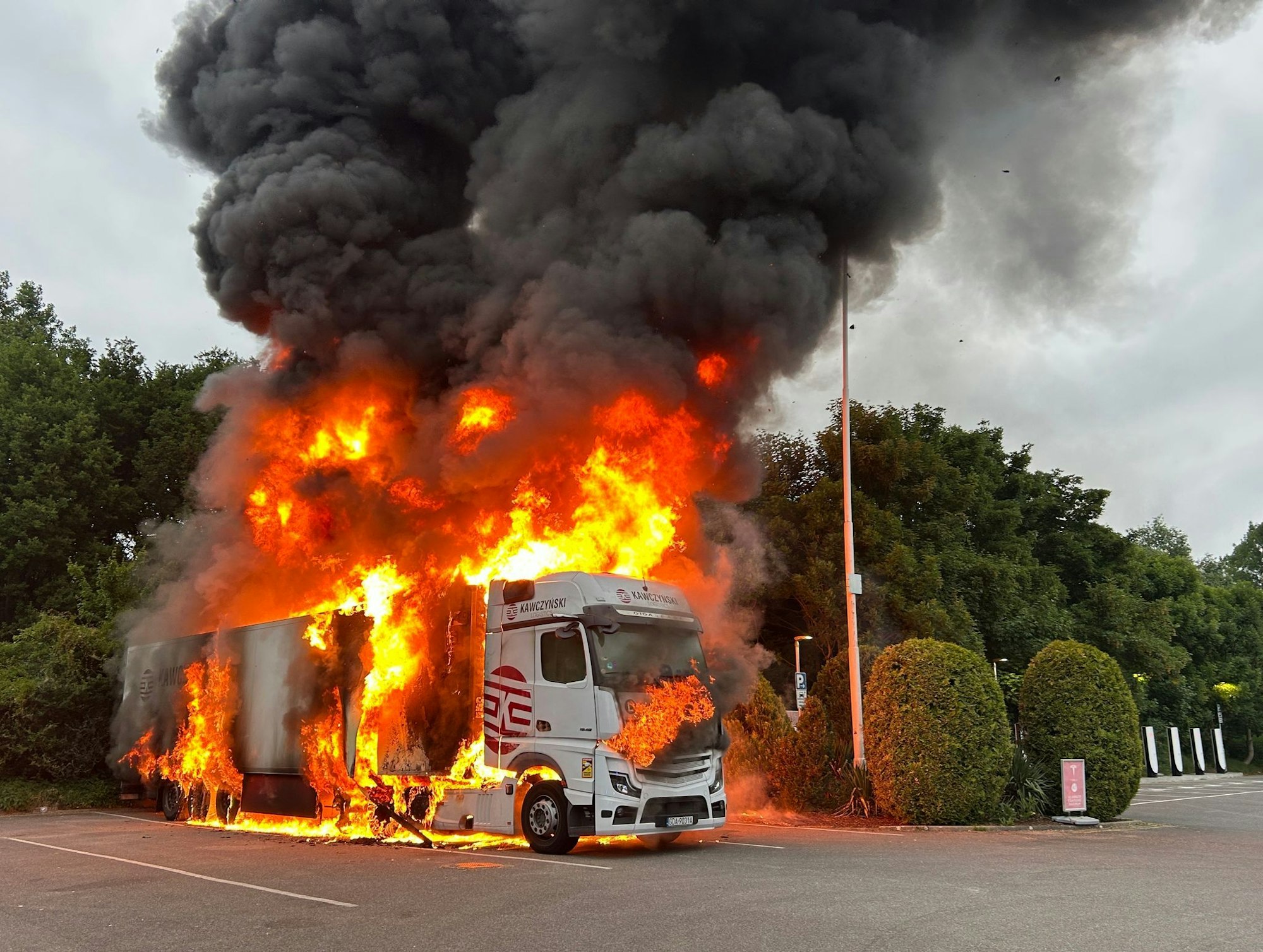 Ein mit Milchprodukten beladener Lkw ist am Sonntagmorgen in Moers (Kreis Wesel) in Flammen aufgegangen.