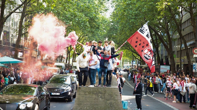 Fans jubeln: Autocorso auf den Ringen nach dem Aufstieg in die erste Bundesliga des 1. FC Köln