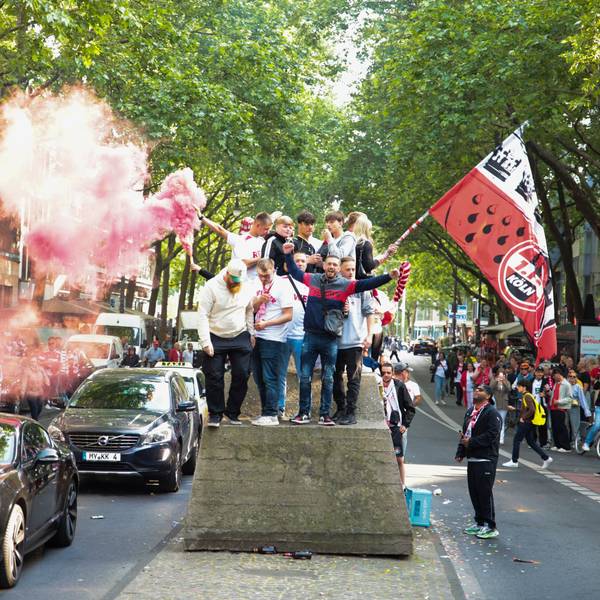 Fans jubeln: Autocorso auf den Ringen nach dem Aufstieg in die erste Bundesliga des 1. FC Köln