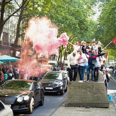 Fans jubeln: Autocorso auf den Ringen nach dem Aufstieg in die erste Bundesliga des 1. FC Köln