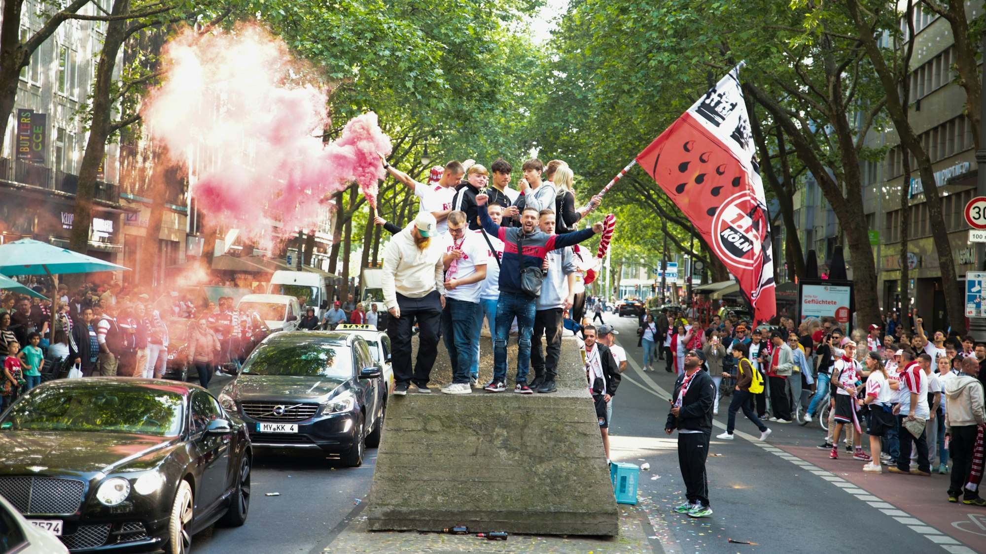 Fans jubeln: Autocorso auf den Ringen nach dem Aufstieg in die erste Bundesliga des 1. FC Köln