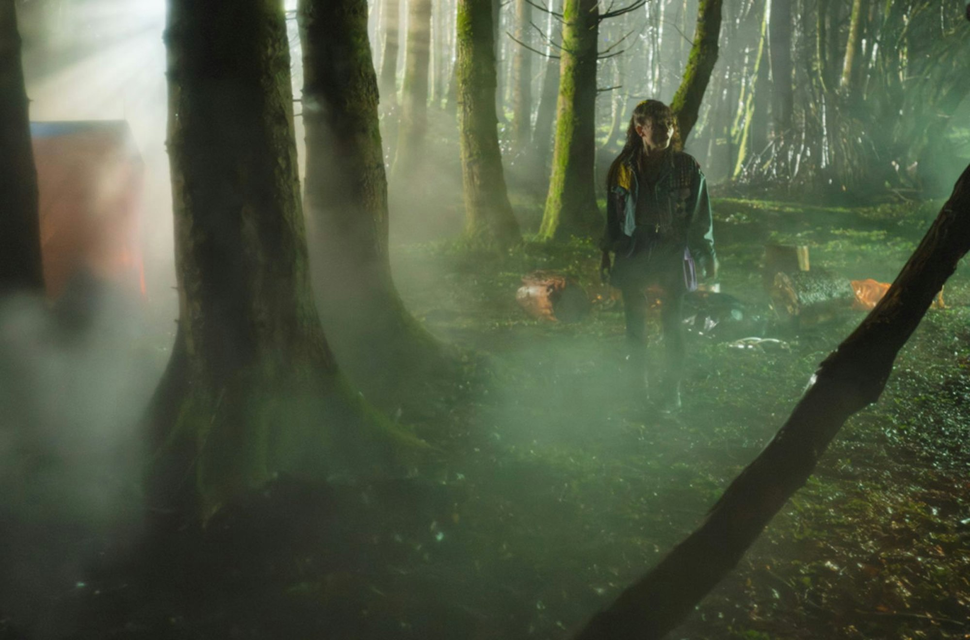 Die Serie „Video Nasty“ arbeitet selbst mit sanften Horrorelementen und Cliffhangern zum Ende jeder Folge: Hier hört Zoe (Leia Murphy) unheimliche Geräusche im Wald. (Bild: © WDR/Deadpan Pictures)