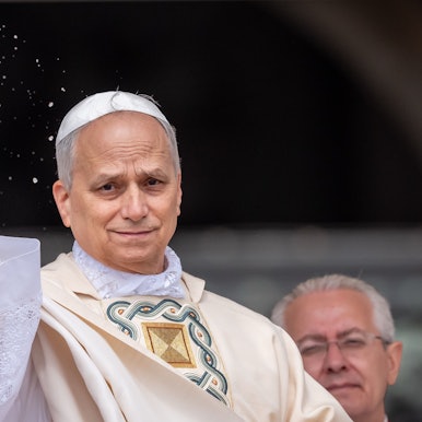 18.05.2025, Vatikan, Vatikanstadt: Der neue Papst Leo XIV. bei seiner Amtseinführung auf dem Petersplatz. Der US-Amerikaner Robert Francis Prevost ist der erste Pontifex aus den Vereinigten Staaten.