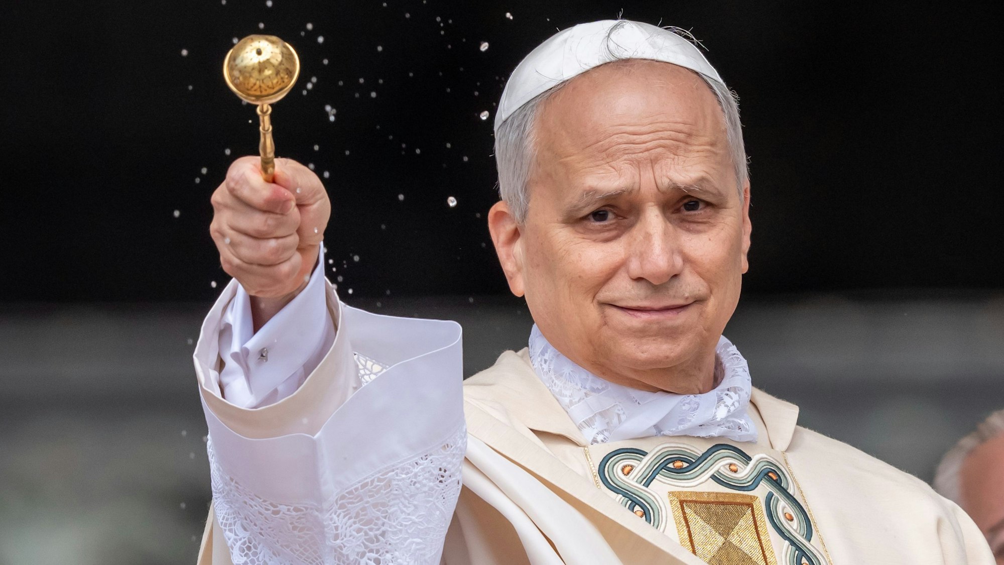 18.05.2025, Vatikan, Vatikanstadt: Der neue Papst Leo XIV. bei seiner Amtseinführung auf dem Petersplatz. Der US-Amerikaner Robert Francis Prevost ist der erste Pontifex aus den Vereinigten Staaten.