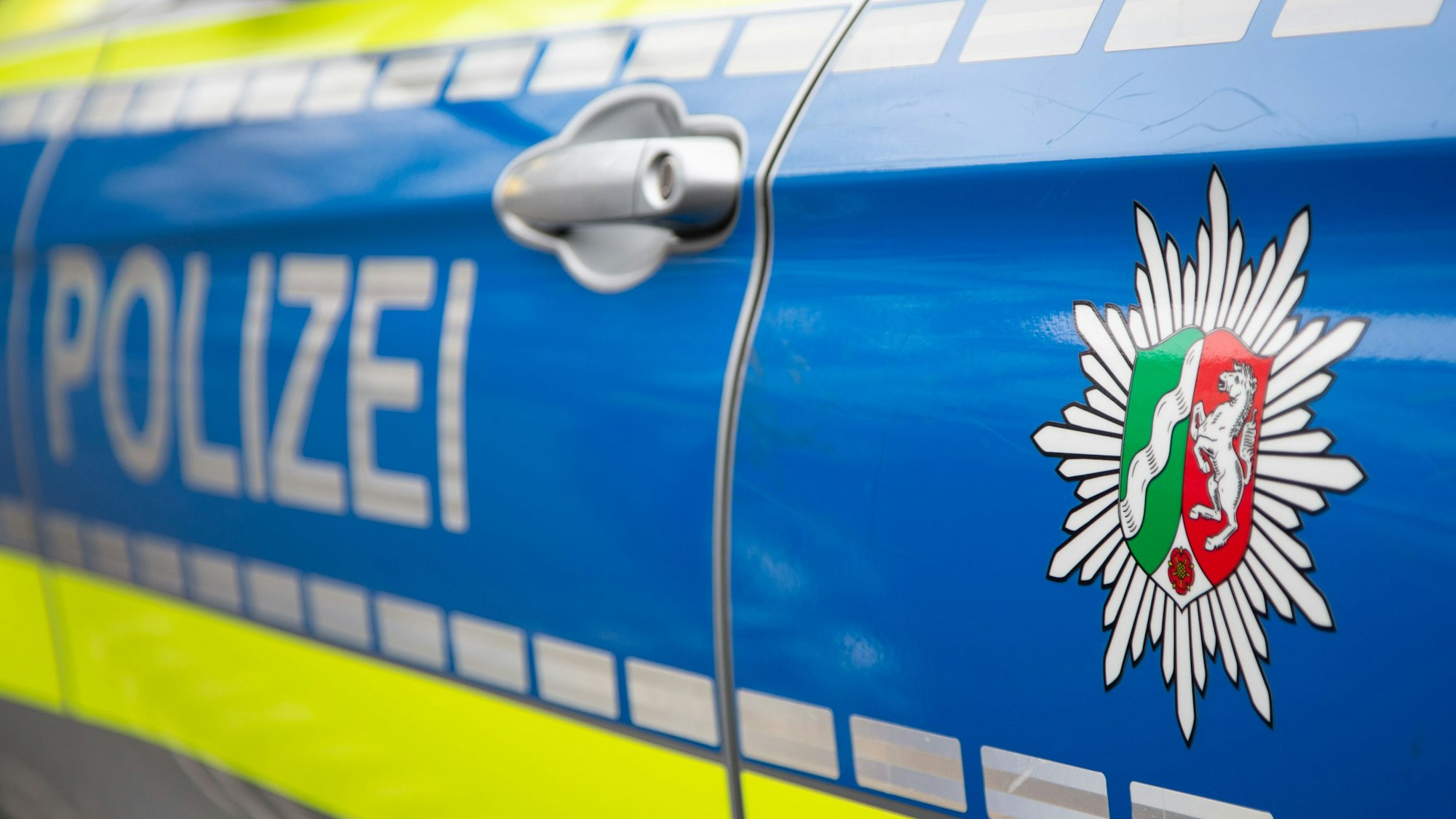 Einsatzfahrzeuge von Polizei und Rettungsdienst auf einer Autobahn.
