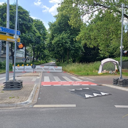 Berliner Kissen am Unfallort am Kreisverkehr in Opladen