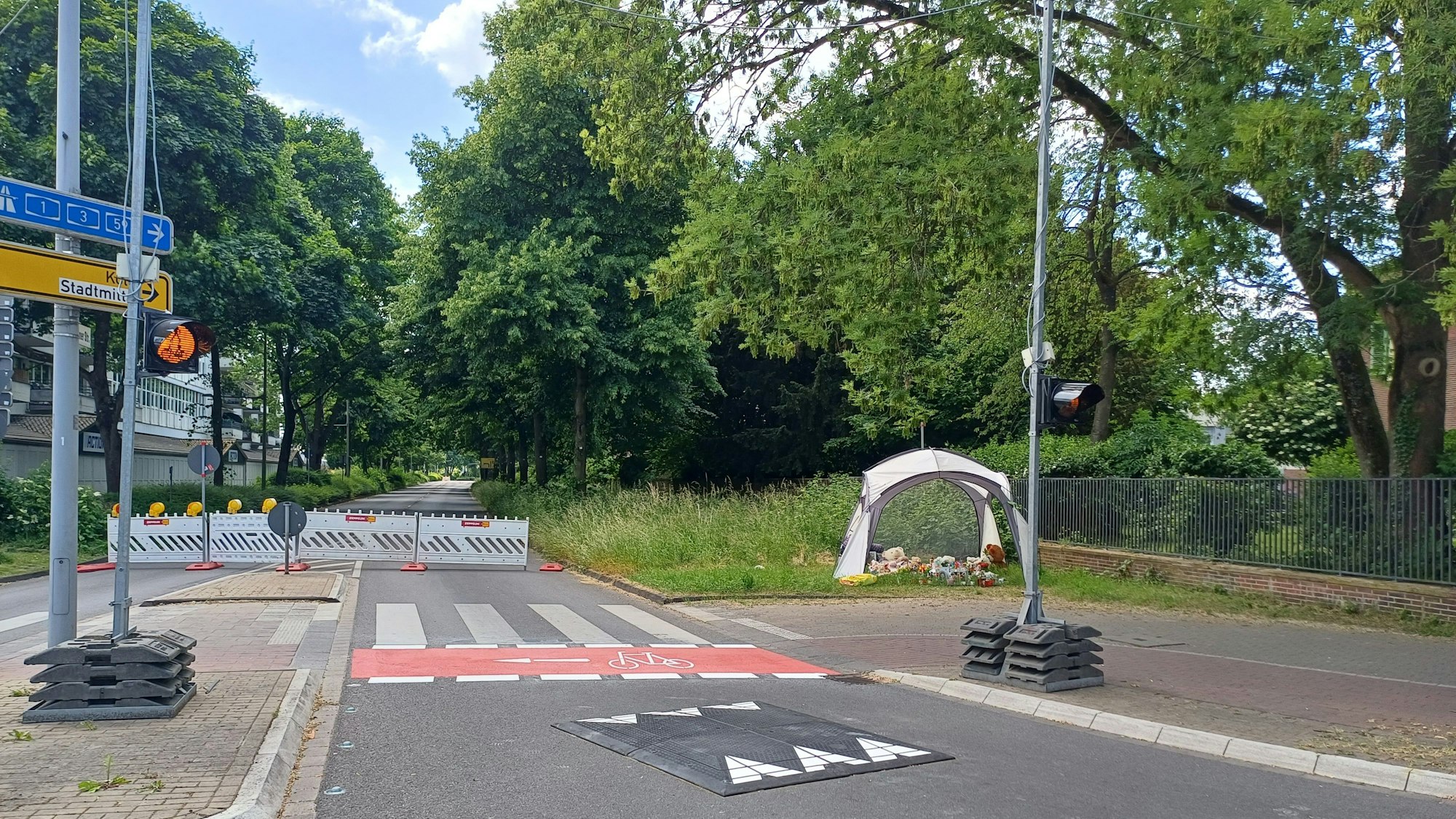 Berliner Kissen am Unfallort am Kreisverkehr in Opladen