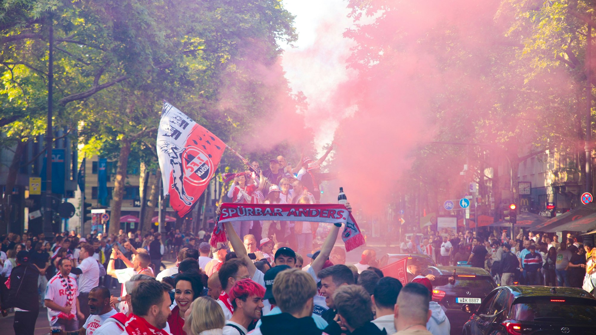 18.05.2025, Köln: Aufstiegsfeier mit Autocorso auf den Kölner Hohenzollernring.Foto:Dirk Borm