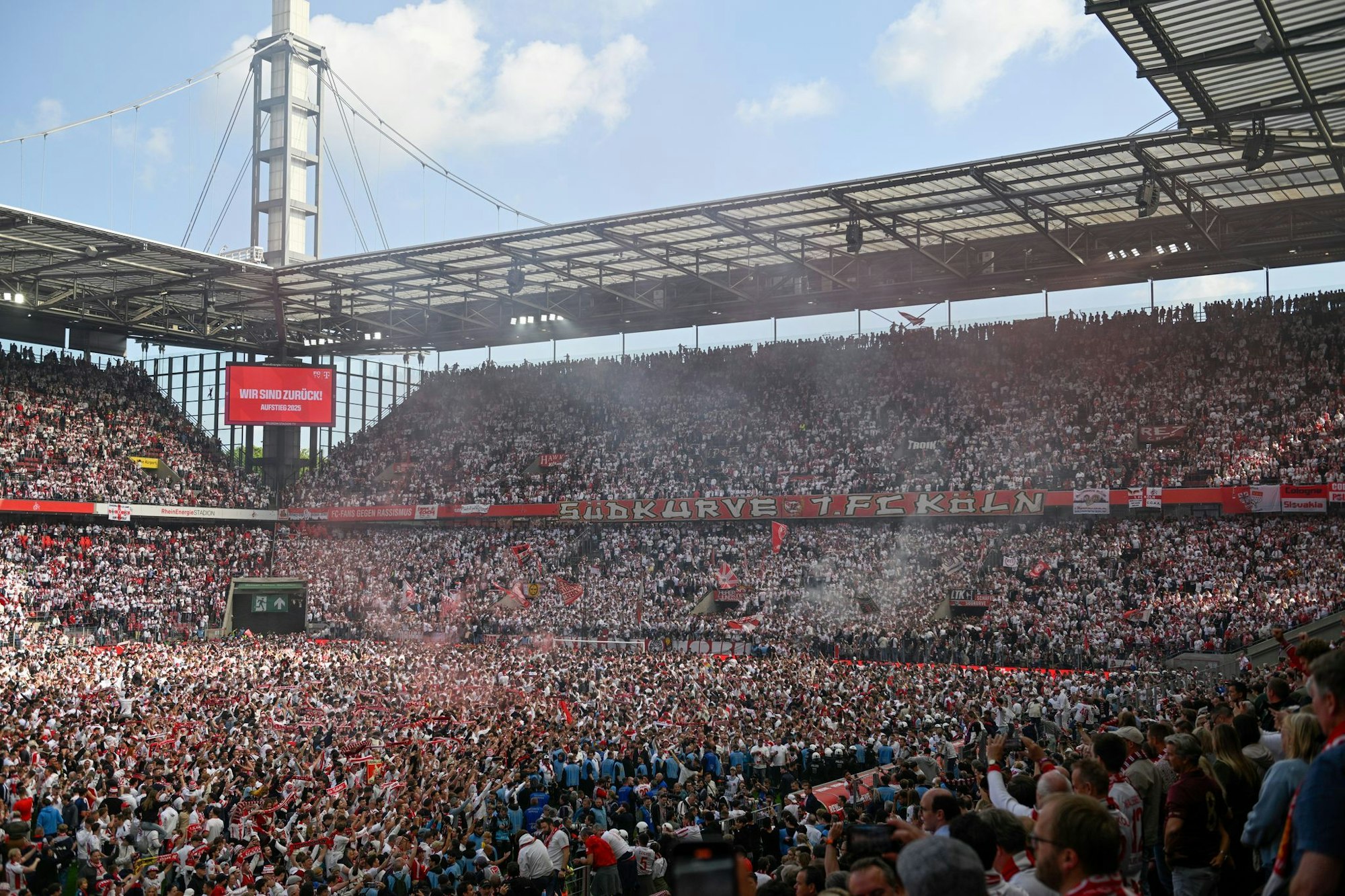 Tausende Menschen stürmten nach dem Aufstieg den Platz