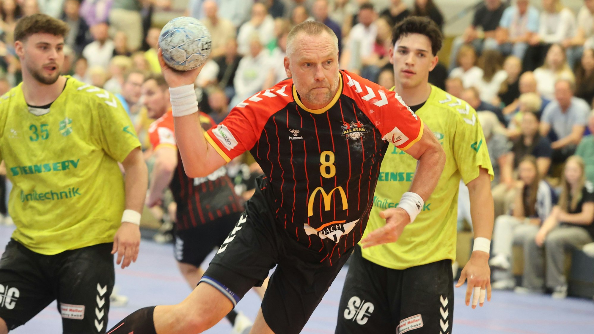 Christian Schwarzer hat sich durch die Abwehr getankt und setzt zum Wurf an.