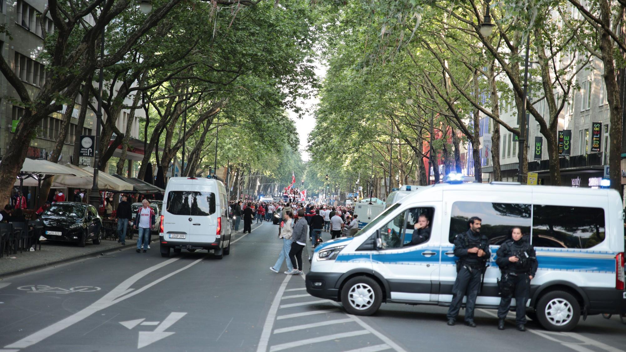 Die Kölner Polizei sperrt im Zuge der Feierlichkeiten den Hohenzollernring zwischen Rudolfplatz und Friesenplatz.
