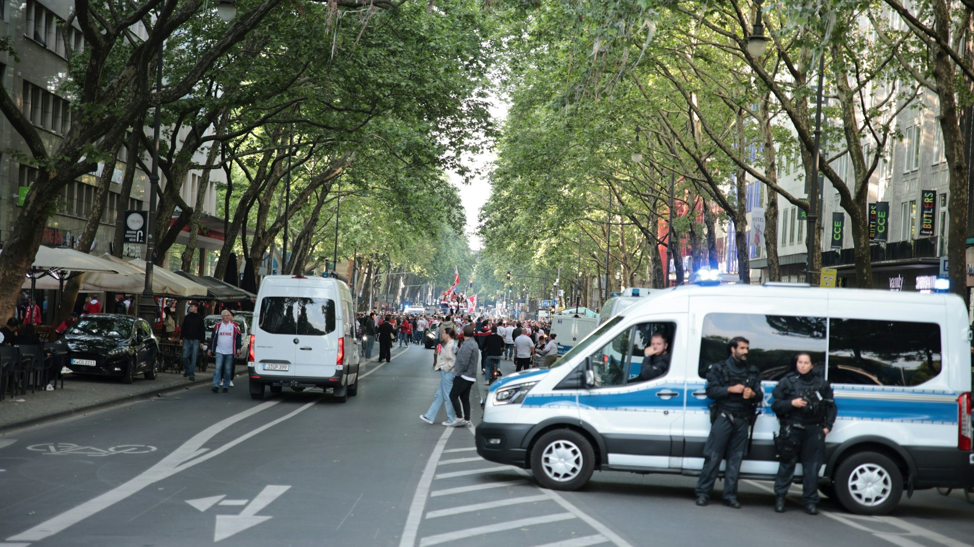 Die Kölner Polizei sperrt im Zuge der Feierlichkeiten den Hohenzollernring zwischen Rudolfplatz und Friesenplatz.