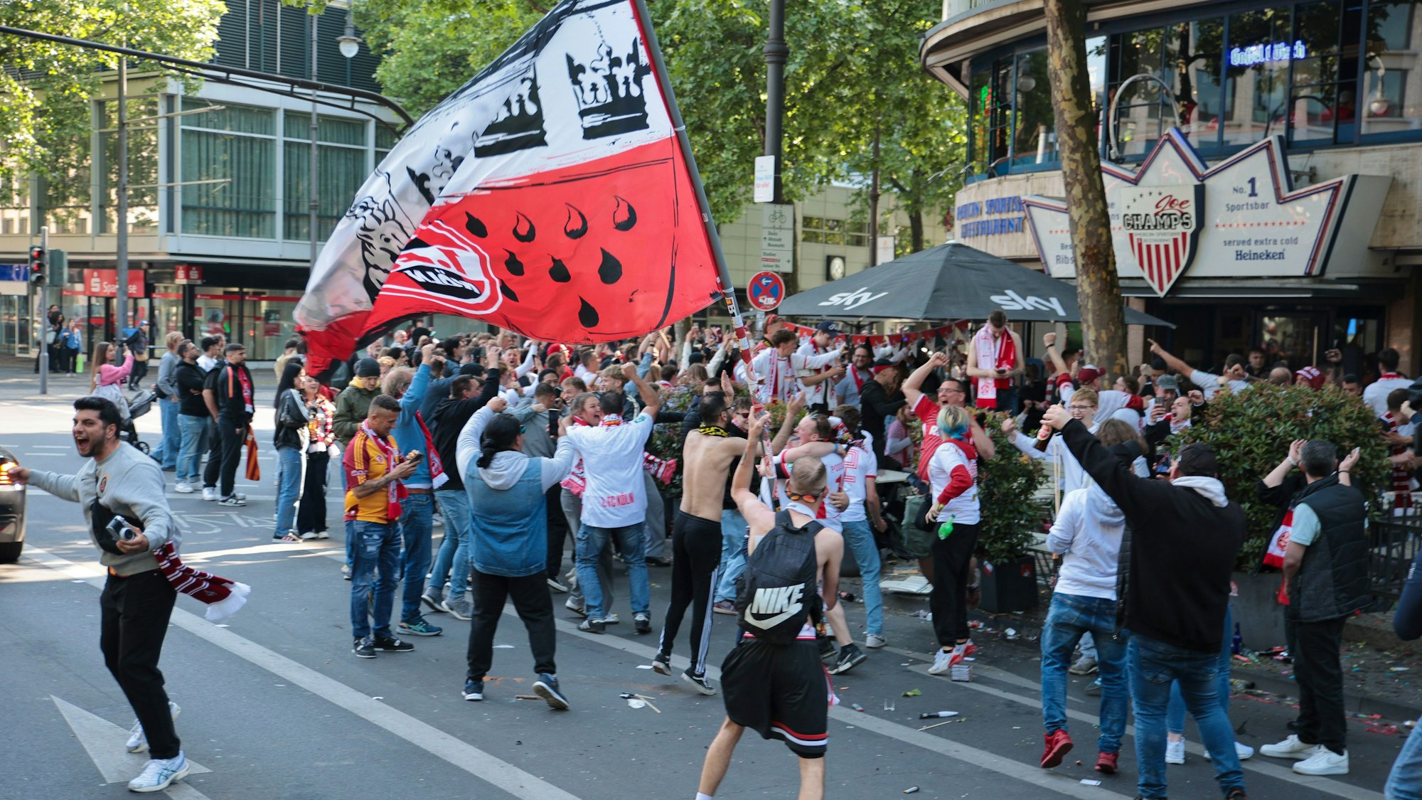 FC-Fans feiern den Kölner Aufstieg auf dem Hohenzollernring.