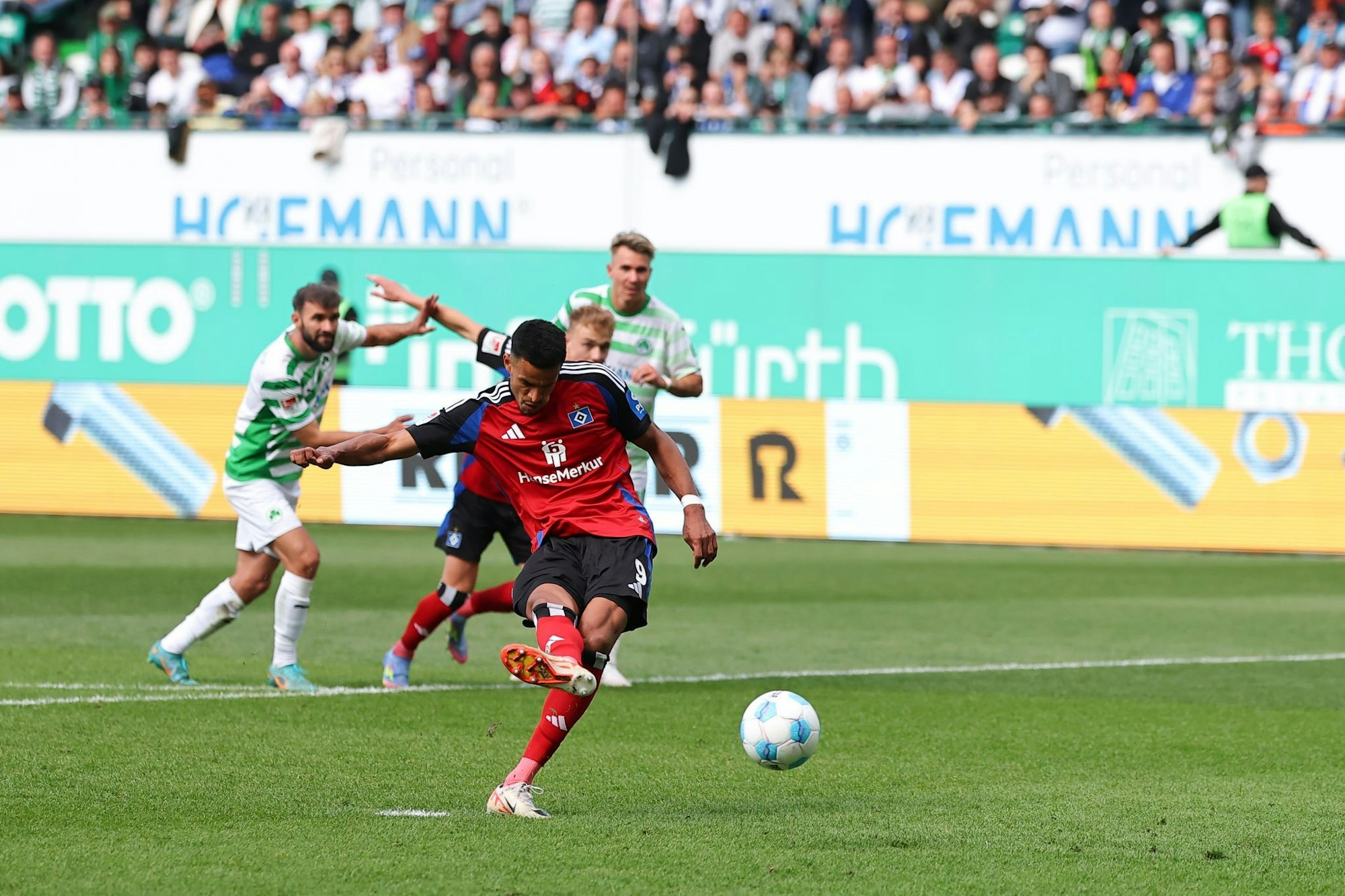 Robert Glatzel verkürzt für den HSV vom Elfmeterpunkt.