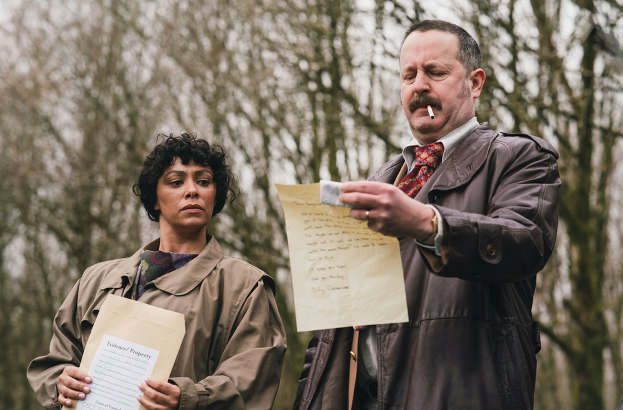 Die Polizei (Jade Jordan und David Ryan) untersucht einen Kriminalfall. Weil sie dabei einen Brief von Billy finden, geraten die Jugendlichen unter Verdacht. (Bild: © WDR/Deadpan Pictures/Madeline Mulqueen)
