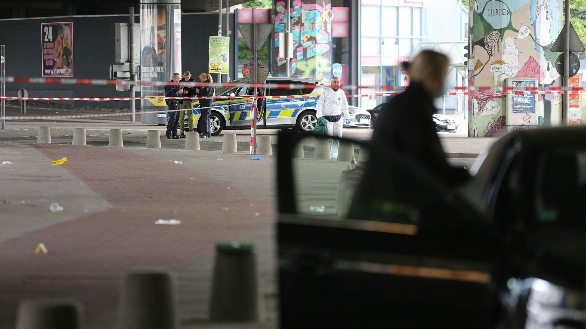 In der Bielefelder Innenstadt soll ein Mann mehrere Menschen in der Nacht verletzt haben.