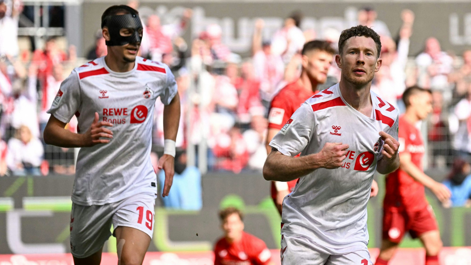 Florian Kainz (r.) jubelt nach seinem Treffer zum 3:0. Tim Lemperle, der tatsächlich mit Maske von Trainer Funkel eingewechselt wurde, freute sich mit him.